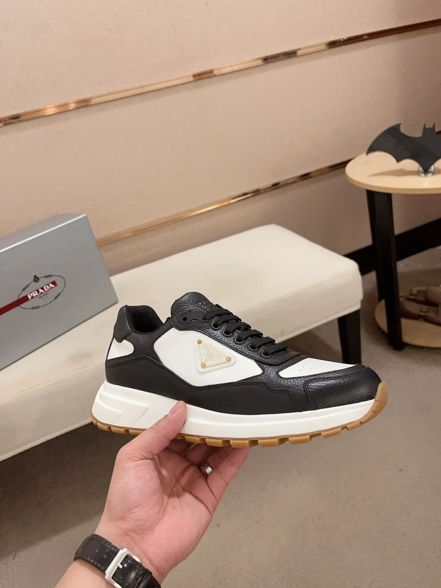 Men's shoes 💰 580💰 ✔️✔️✔️High-quality new PRADA counters are launched simultaneously. The new men's shoes and 😘 fabrics are made of selected first-layer cowhide with superb craftsmanship. Lining: Full cowhide lining. 👍🏿 High-end ☄️ air-cushion molded anti-slip rubber outsole, exquisite lines, simple and elegant, comfortable and high-end for leisure travel. Code number: 38 to 45 (can be customized to 46 to 47, non-refundable)